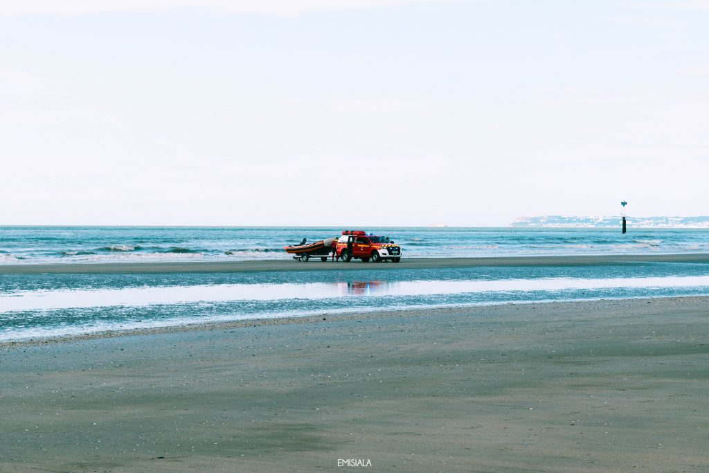 Secouriste sur la plage de Deauville.